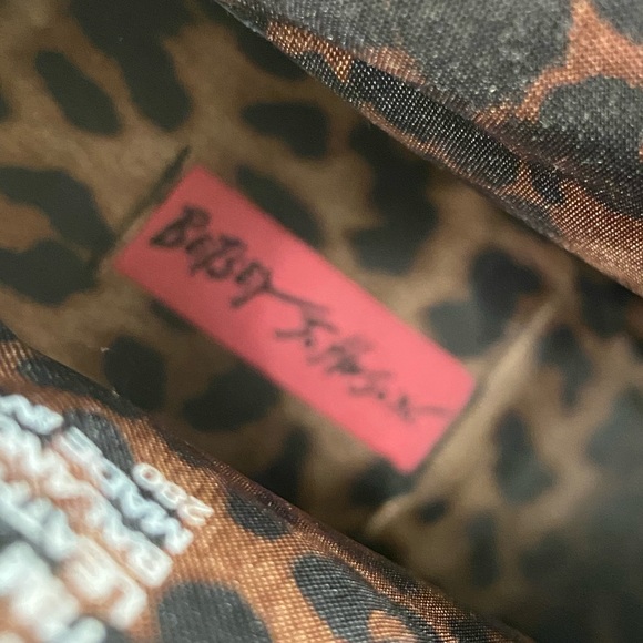 Betsey Johnson bootie with platform. - Picture 6 of 7